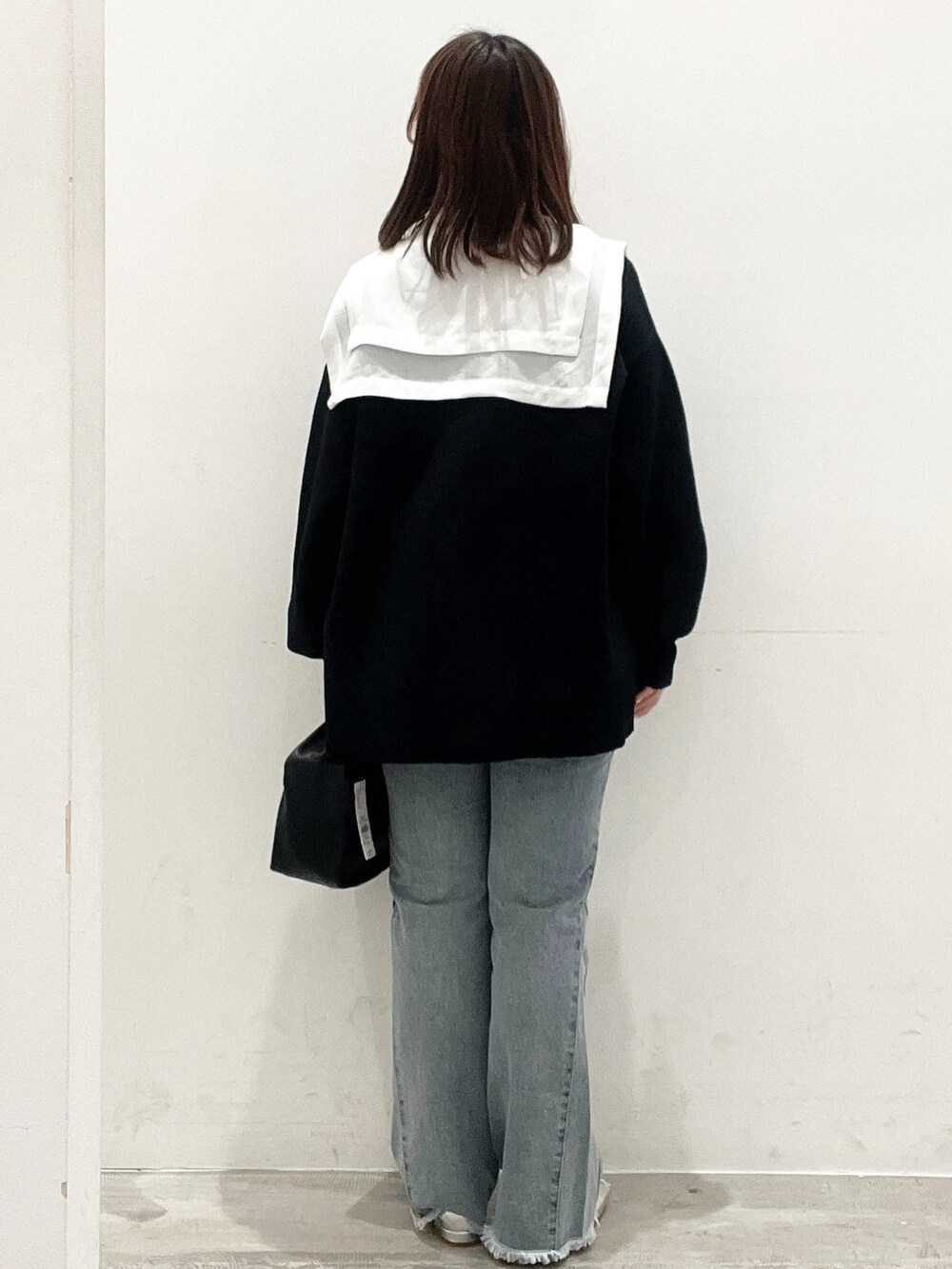 ホワイト系のシャツ/ブラウス、ブラック系のカーディガン/ボレロ、ブルー系のデニムパンツを着用したレディースの春コーディネートの4枚目の写真