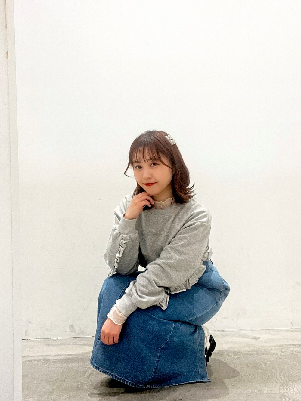 「大人カジュアル、春、お洒落さんとつながりたい、低身長コーデ、きれいめカジュアル、デニム、プチプラ、スウェット、カジュアルコーデ、カジュアル、休日コーデ、低身長」|「earth music&ecologyのフリルスリーブプルオーバー(Tシャツ/カットソー、グレー系)」を使った、manaさん(レディース・150cm)の冬コーディネートの5枚目の写真