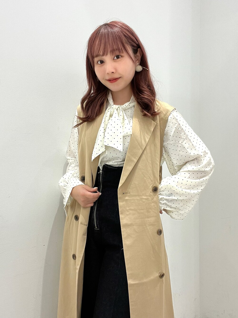 「きれいめカジュアル、大人カジュアル、カジュアルコーデ、秋のコーデ、シャツスタイル、デニム、ジレ、低身長、低身長コーデ、おしゃれさんと繋がりたい」|「earth music&ecologyの2WAYボウタイブラウス(シャツ/ブラウス、その他)」を使った、manaさん(レディース・150cm)の秋コーディネートの4枚目の写真