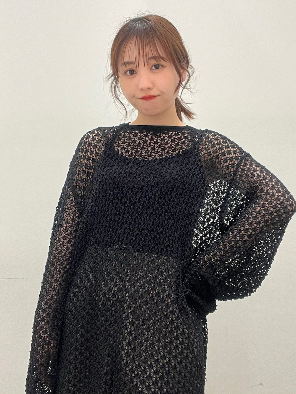 ブラック系のニット/セーター、グリーン系のその他パンツ、ブラック系のショルダーバッグを着用したレディースの春コーディネートの3枚目の写真