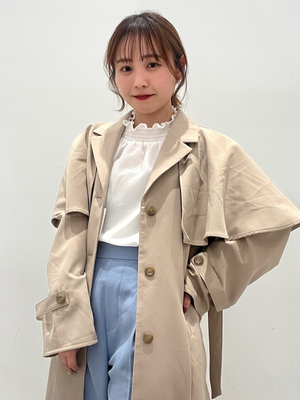 ホワイト系のシャツ/ブラウス、ベージュ系のトレンチコート、ブルー系のその他パンツを着用したレディースの春コーディネートの3枚目の写真