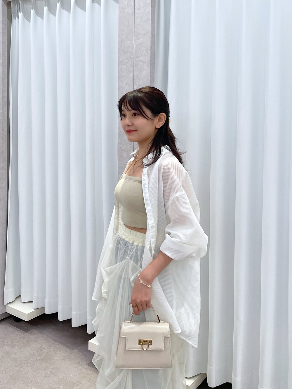 ホワイト系のシャツ/ブラウス、グレー系のキャミソール、ホワイト系のスカートを着用したレディースの夏コーディネートの5枚目の写真