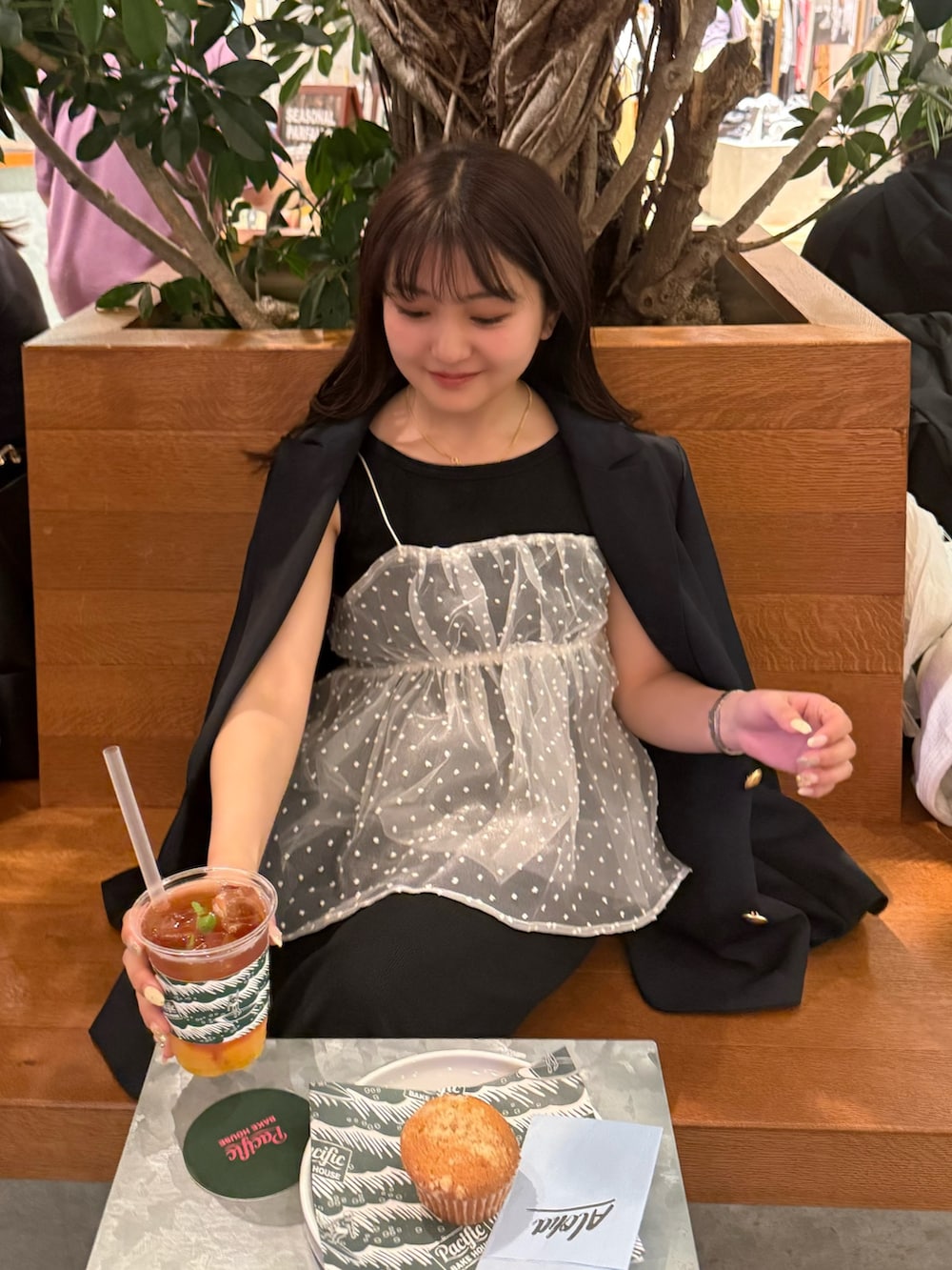 ブルー系のテーラードジャケット、ベージュ系のシャツ/ブラウス、ブラック系のワンピースを着用したレディースの春コーディネートの4枚目の写真