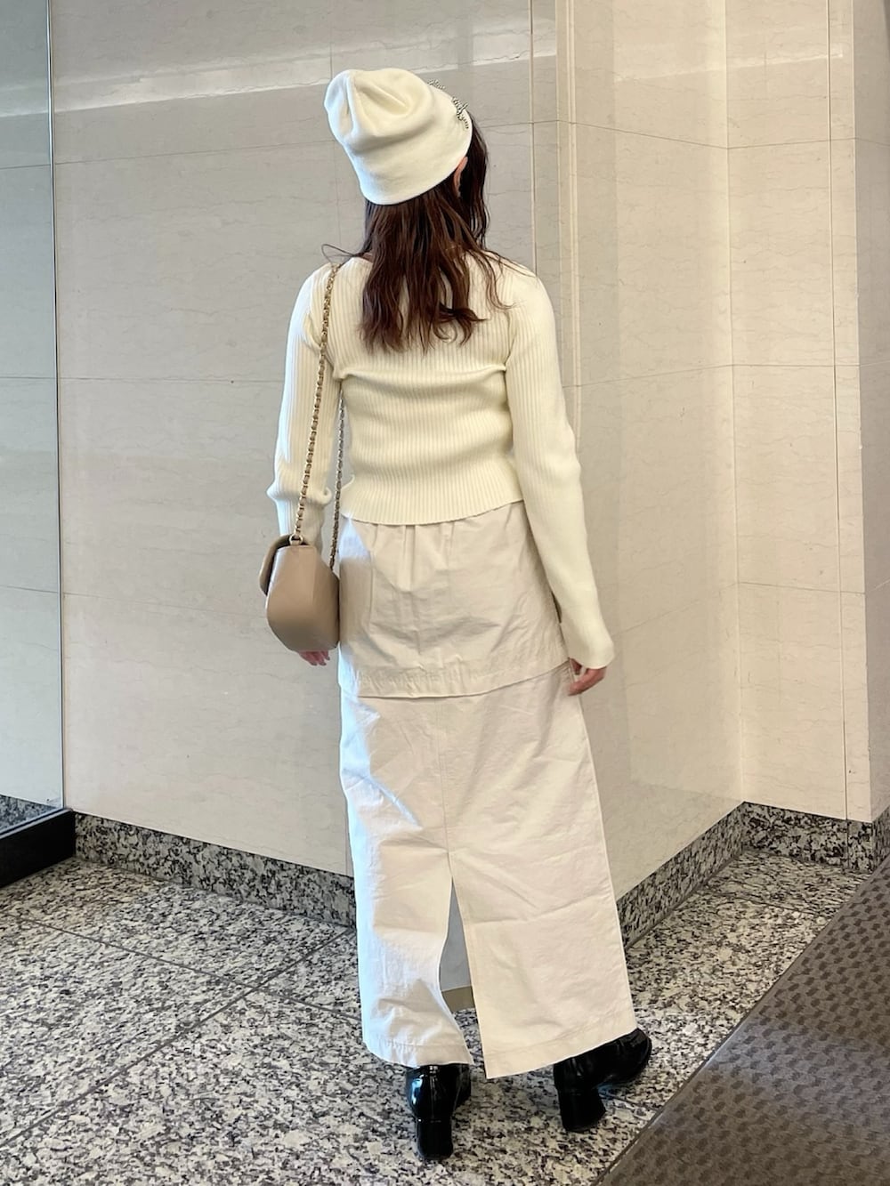 ベージュ系のトレンチコート、ホワイト系のニット/セーター、ベージュ系のショルダーバッグを着用したレディースの春コーディネートの7枚目の写真