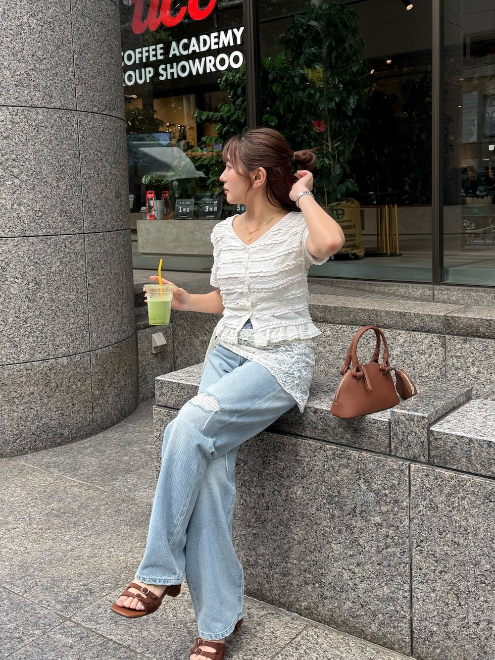 ホワイト系のTシャツ/カットソー、ブルー系のデニムパンツ、ブラウン系のサンダルを着用したレディースの夏コーディネートの2枚目の写真