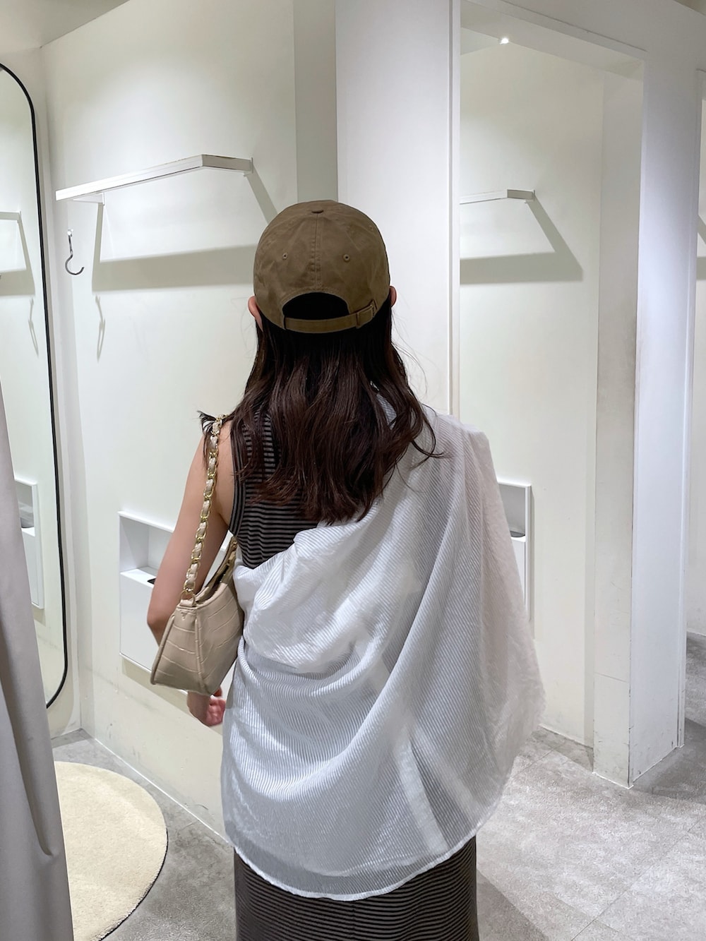 ブラウン系のワンピース、ホワイト系のシャツ/ブラウス、ベージュ系のトートバッグを着用したレディースの夏コーディネートの6枚目の写真