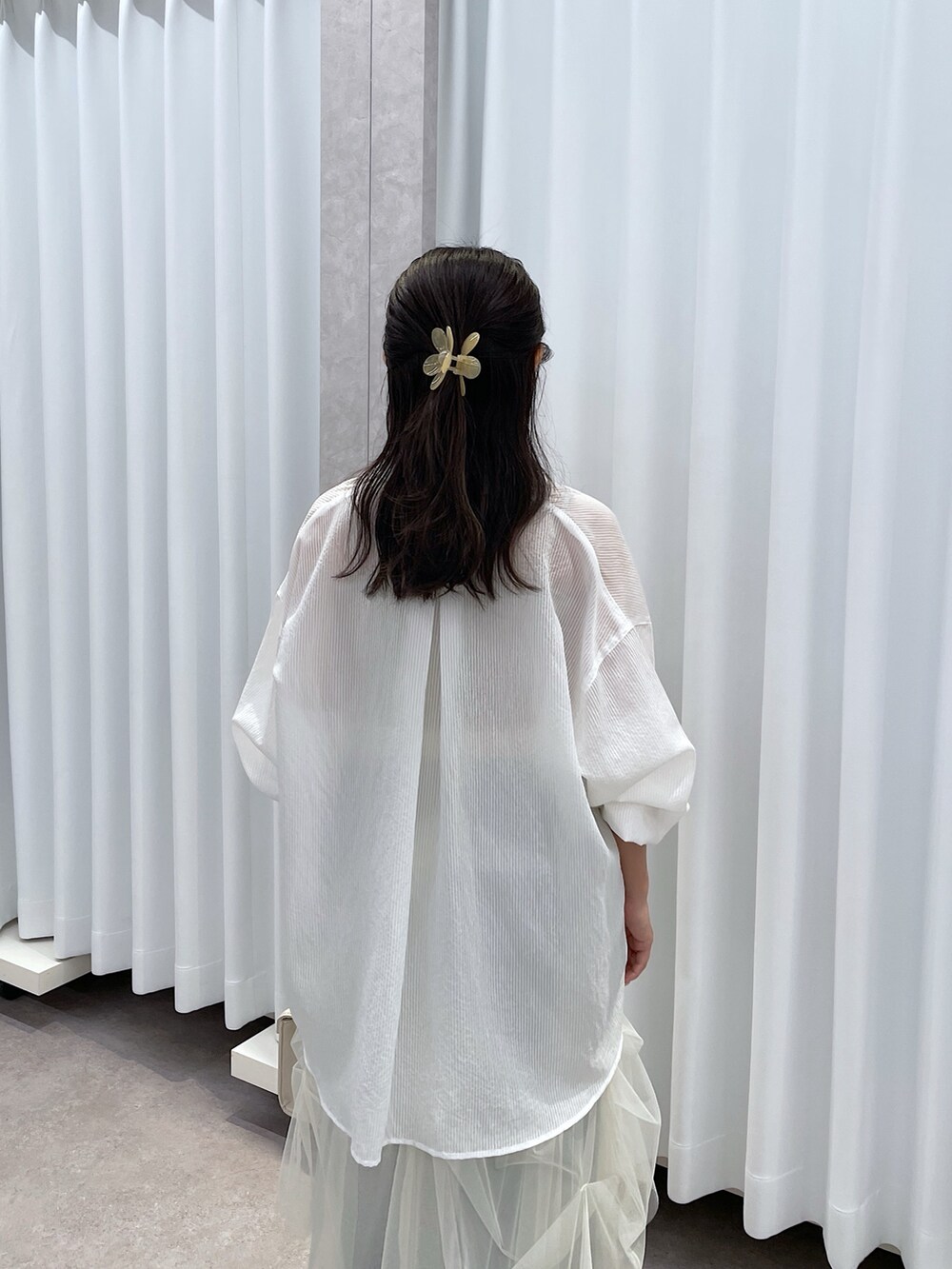 ホワイト系のシャツ/ブラウス、グレー系のキャミソール、ホワイト系のスカートを着用したレディースの夏コーディネートの6枚目の写真