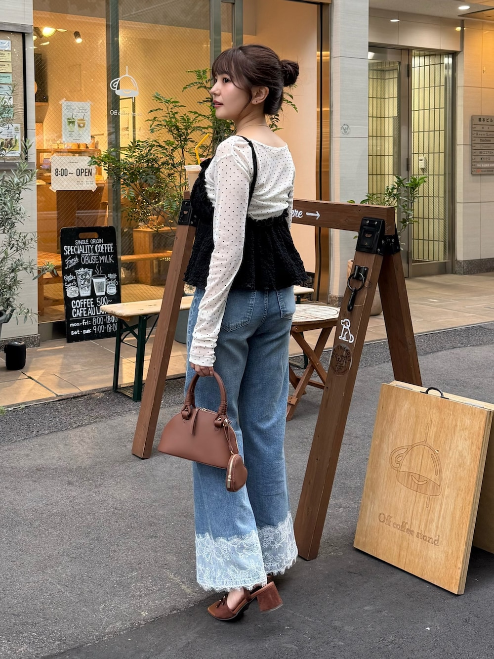 ブラック系のシャツ/ブラウス、ホワイト系のTシャツ/カットソー、ブルー系のデニムパンツを着用したレディースの夏コーディネートの2枚目の写真