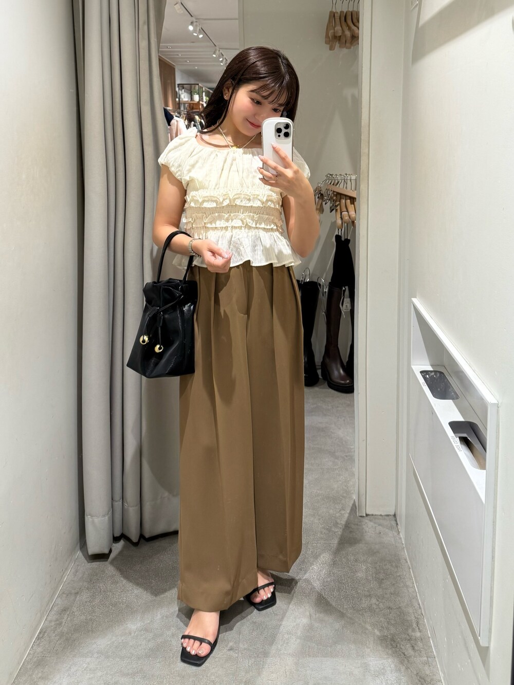 ホワイト系のシャツ/ブラウス、ホワイト系のキャミソール、ブラウン系のその他パンツを着用したレディースの夏コーディネートの7枚目の写真