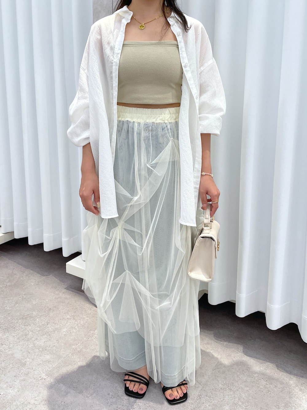 ホワイト系のシャツ/ブラウス、グレー系のキャミソール、ホワイト系のスカートを着用したレディースの夏コーディネートの7枚目の写真