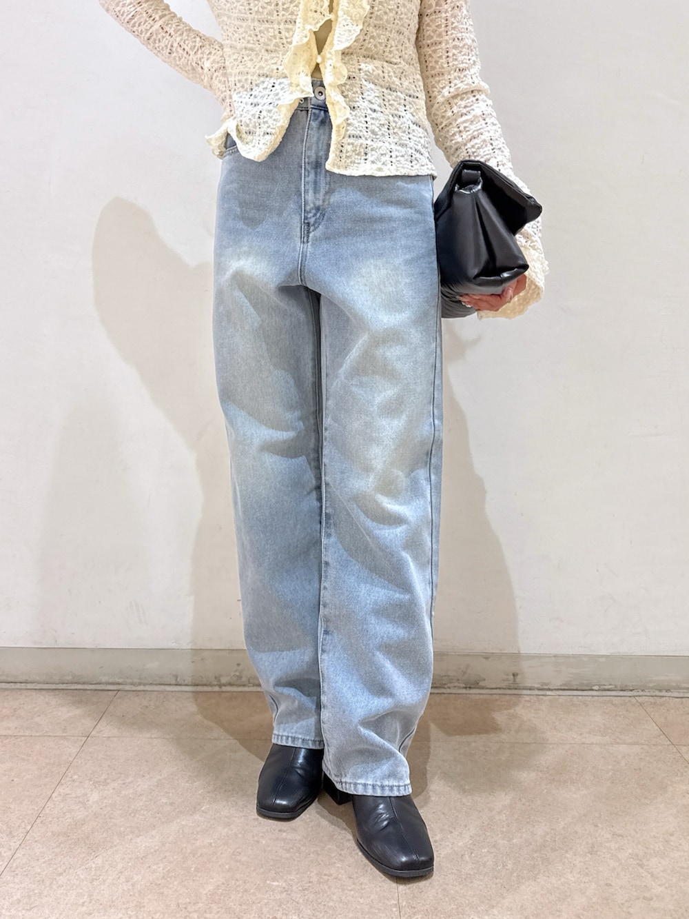 ブラウン系のブルゾン、ホワイト系のシャツ/ブラウス、ホワイト系のキャミソールを着用したレディースの春コーディネートの10枚目の写真