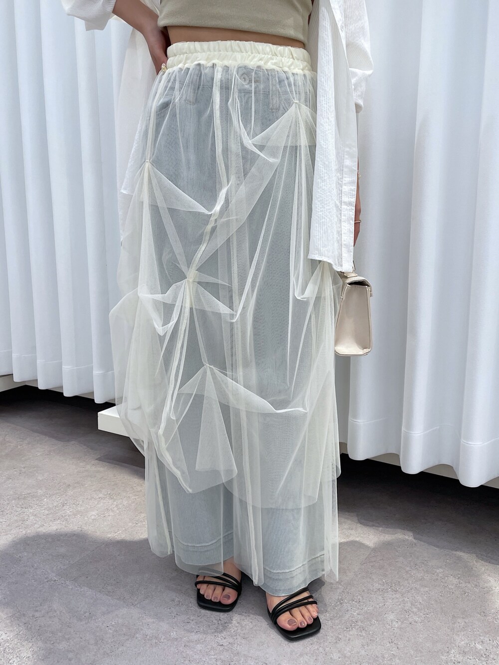 ホワイト系のシャツ/ブラウス、グレー系のキャミソール、ホワイト系のスカートを着用したレディースの夏コーディネートの10枚目の写真