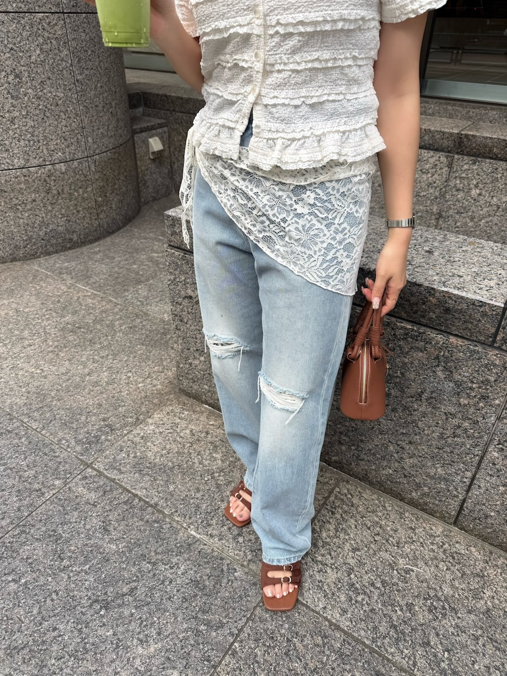 ホワイト系のTシャツ/カットソー、ブルー系のデニムパンツ、ブラウン系のサンダルを着用したレディースの夏コーディネートの5枚目の写真