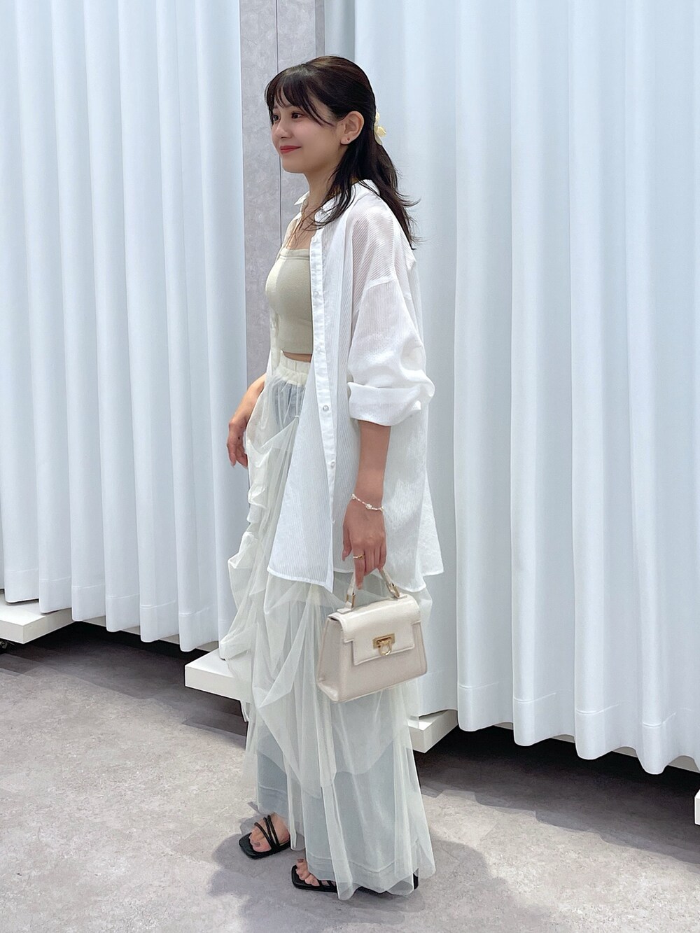ホワイト系のシャツ/ブラウス、グレー系のキャミソール、ホワイト系のスカートを着用したレディースの夏コーディネートの2枚目の写真