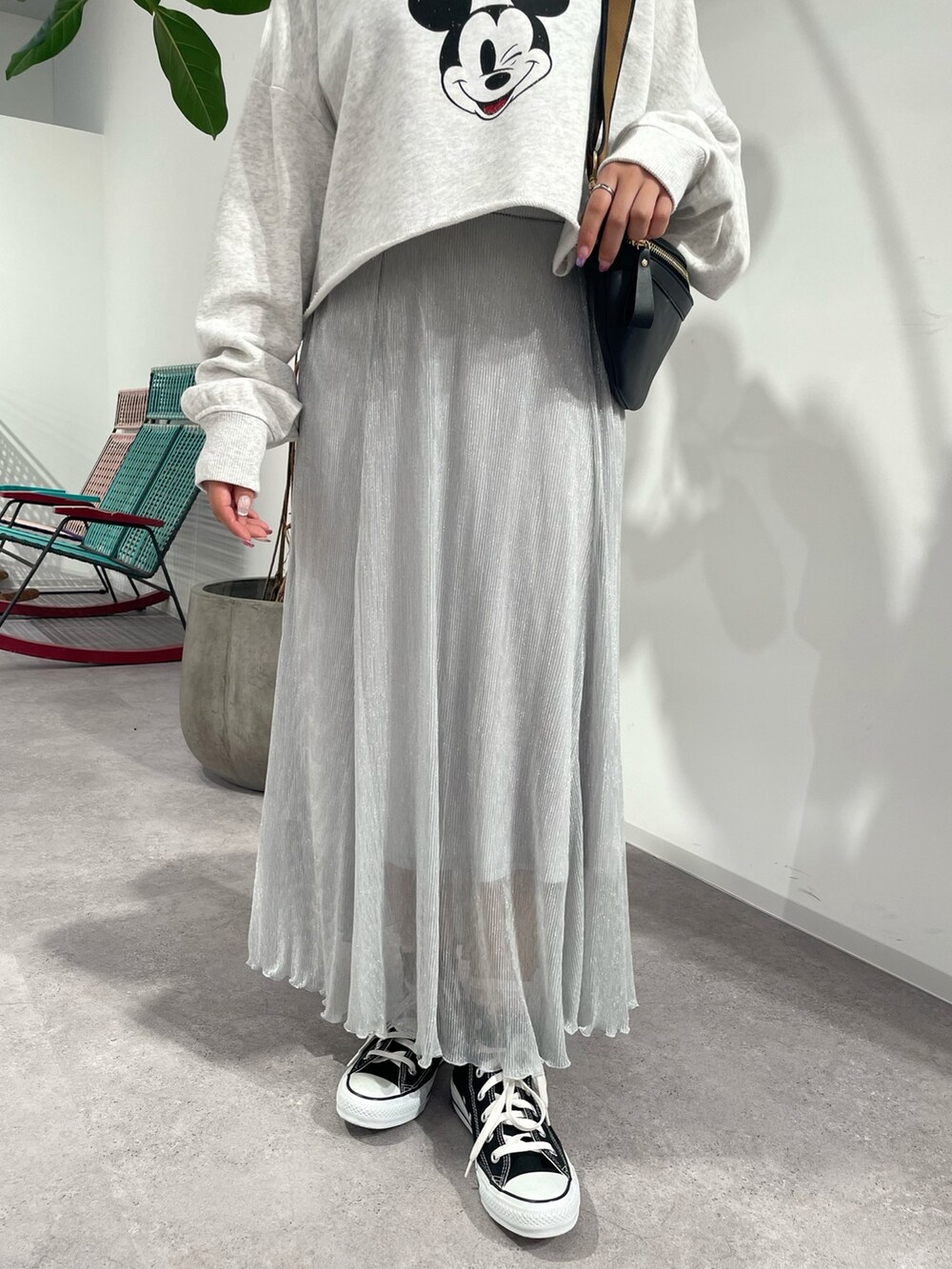 シルバー系のスカート、ブラック系のボディバッグ/ウエストポーチ、グレー系のスウェットを着用したレディースの秋コーディネートの8枚目の写真