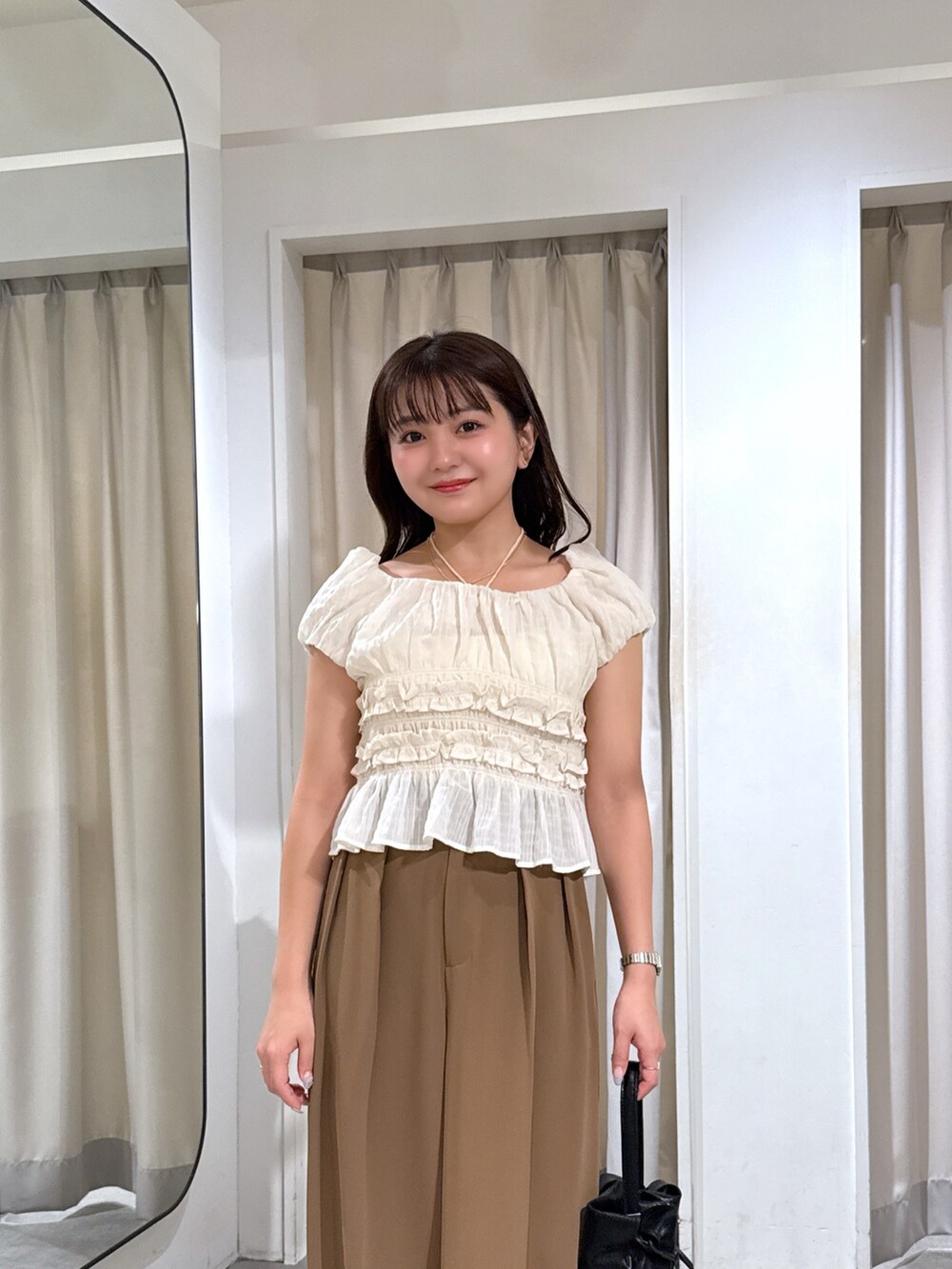 ホワイト系のシャツ/ブラウス、ホワイト系のキャミソール、ブラウン系のその他パンツを着用したレディースの夏コーディネートの4枚目の写真