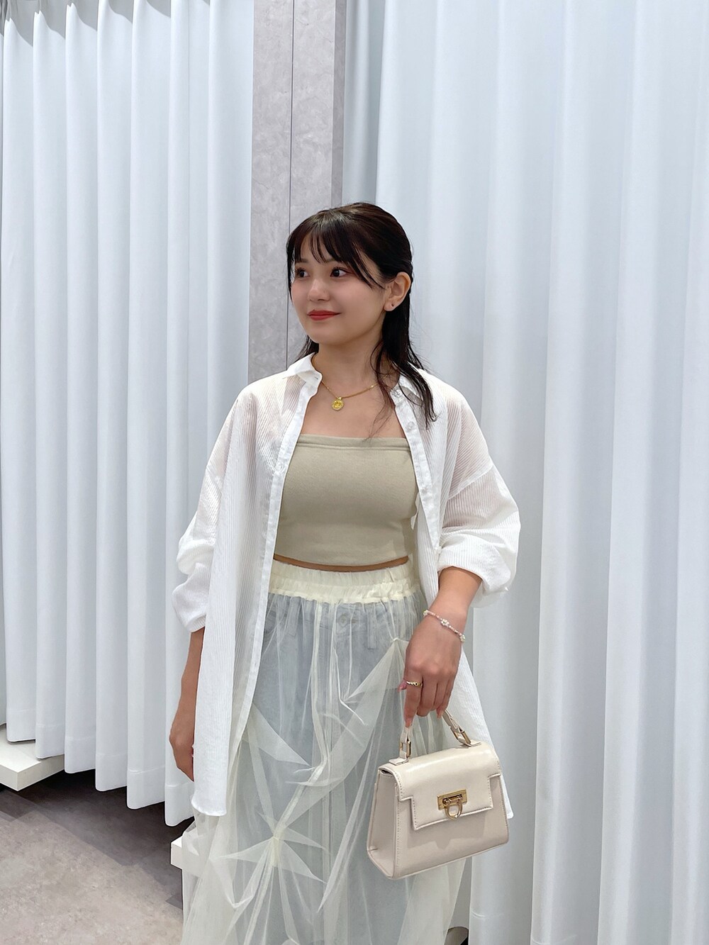 ホワイト系のシャツ/ブラウス、グレー系のキャミソール、ホワイト系のスカートを着用したレディースの夏コーディネートの4枚目の写真