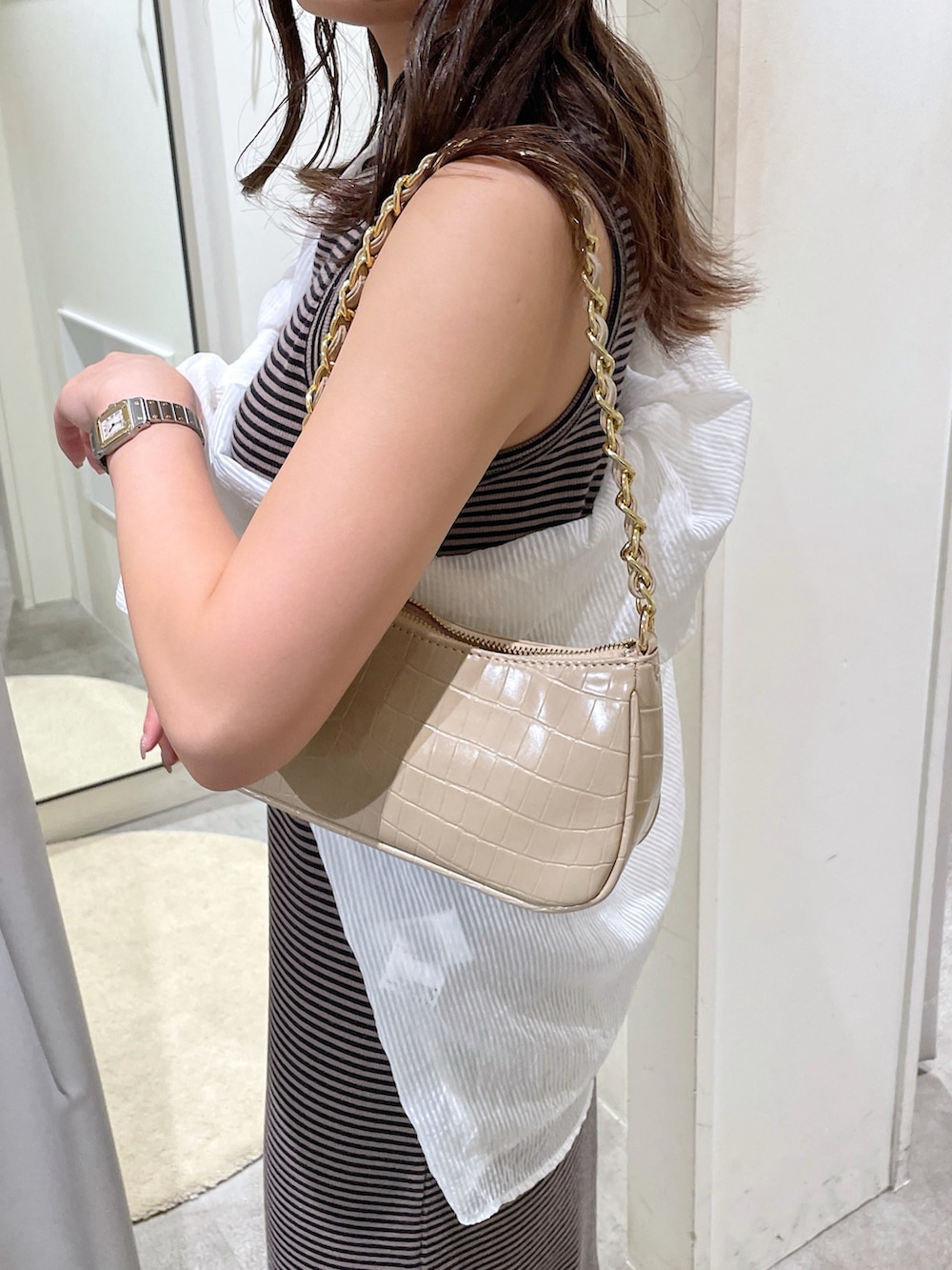 ブラウン系のワンピース、ホワイト系のシャツ/ブラウス、ベージュ系のトートバッグを着用したレディースの夏コーディネートの8枚目の写真