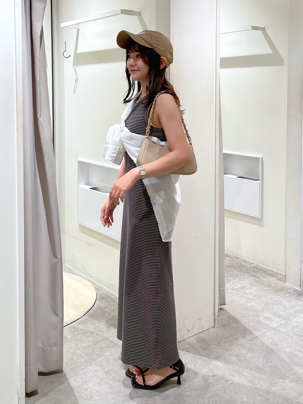 ブラウン系のワンピース、ホワイト系のシャツ/ブラウス、ベージュ系のトートバッグを着用したレディースの夏コーディネートの2枚目の写真