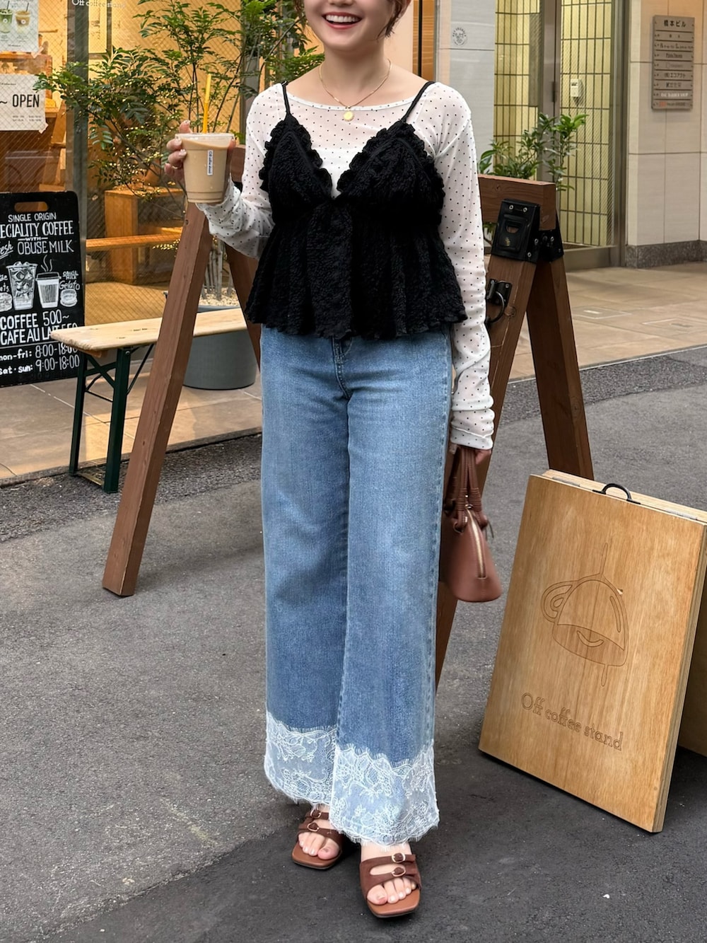 ブラック系のシャツ/ブラウス、ホワイト系のTシャツ/カットソー、ブルー系のデニムパンツを着用したレディースの夏コーディネートの7枚目の写真