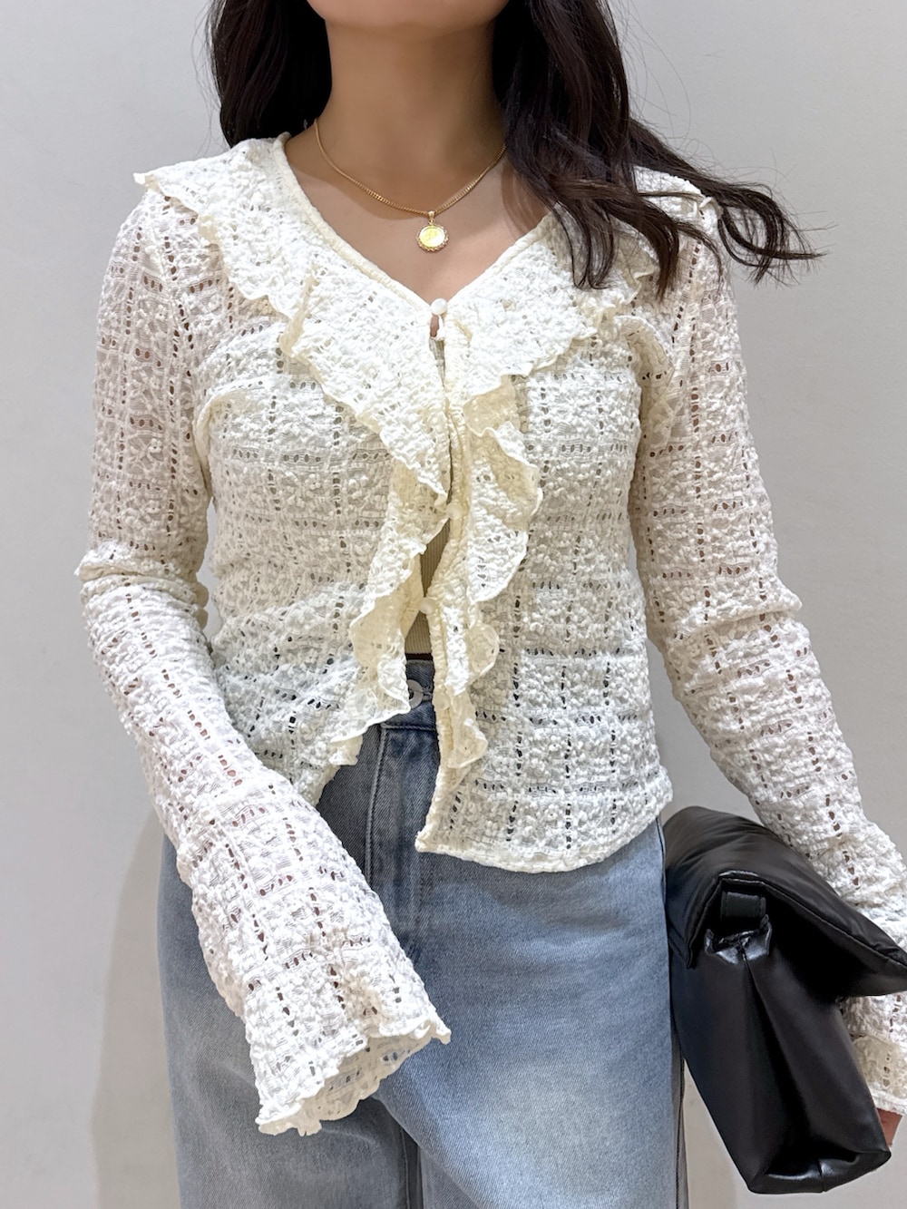 ブラウン系のブルゾン、ホワイト系のシャツ/ブラウス、ホワイト系のキャミソールを着用したレディースの春コーディネートの9枚目の写真