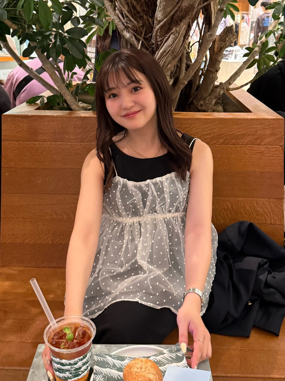 ブルー系のテーラードジャケット、ベージュ系のシャツ/ブラウス、ブラック系のワンピースを着用したレディースの春コーディネートの7枚目の写真