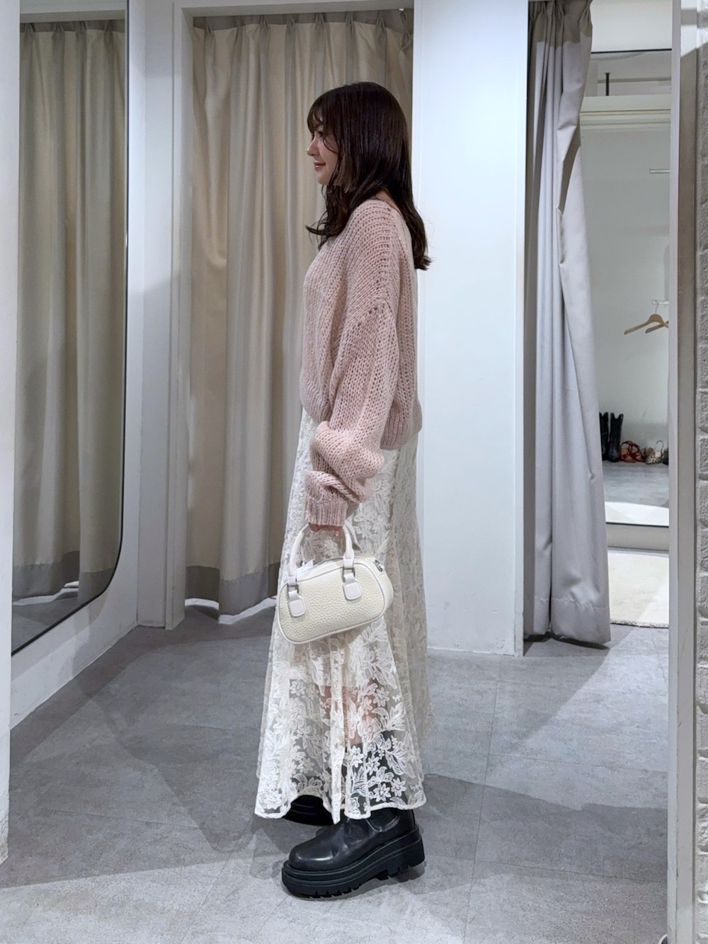 ホワイト系のニット/セーター、ホワイト系のキャミソール、ホワイト系のスカートを着用したレディースの秋コーディネートの2枚目の写真