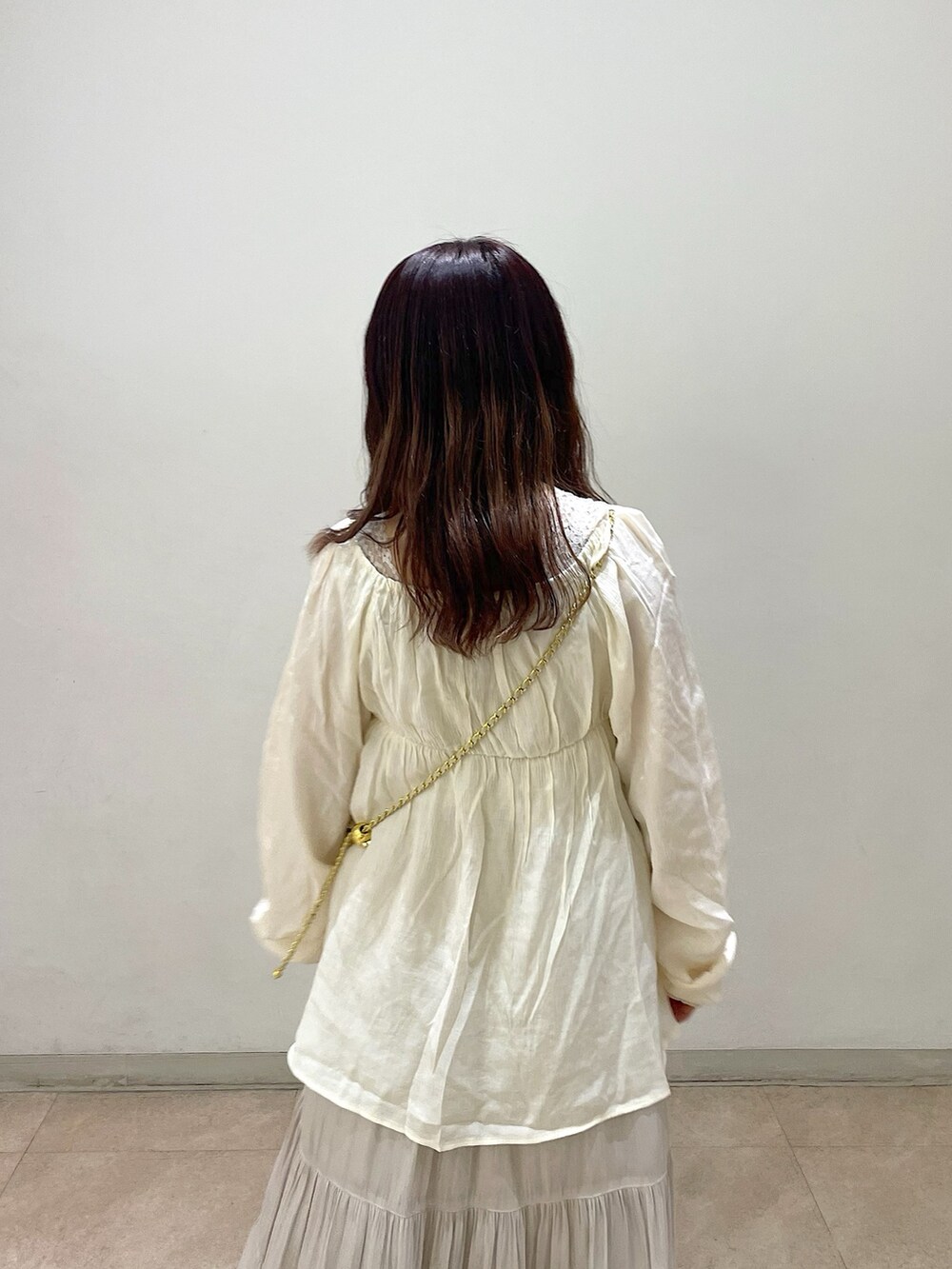 ホワイト系のショルダーバッグ、ホワイト系のシャツ/ブラウス、ホワイト系のスカートを着用したレディースの冬コーディネートの6枚目の写真