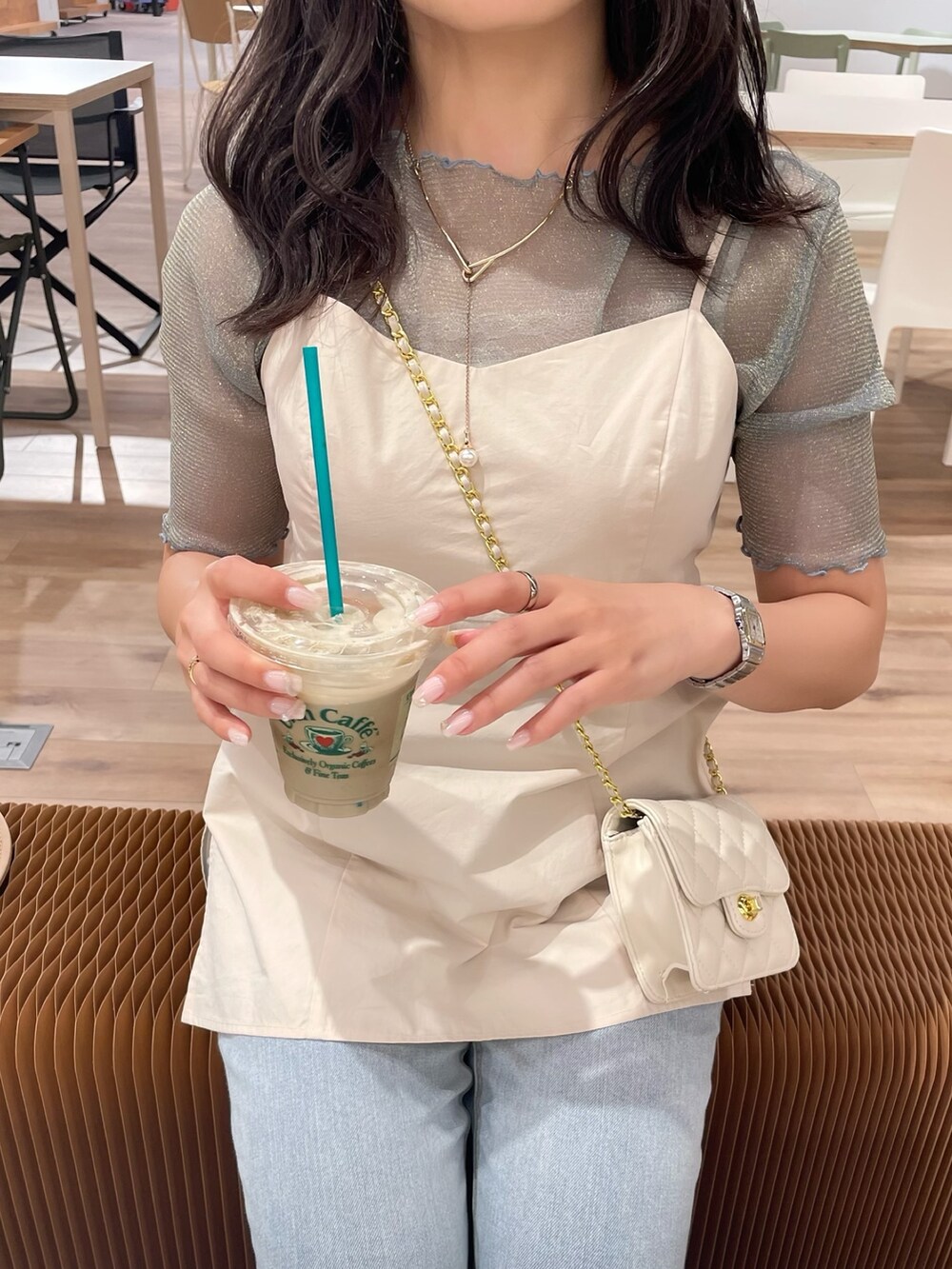 ホワイト系のショルダーバッグ、ブルー系のTシャツ/カットソー、ブルー系のデニムパンツを着用したレディースの夏コーディネートの6枚目の写真