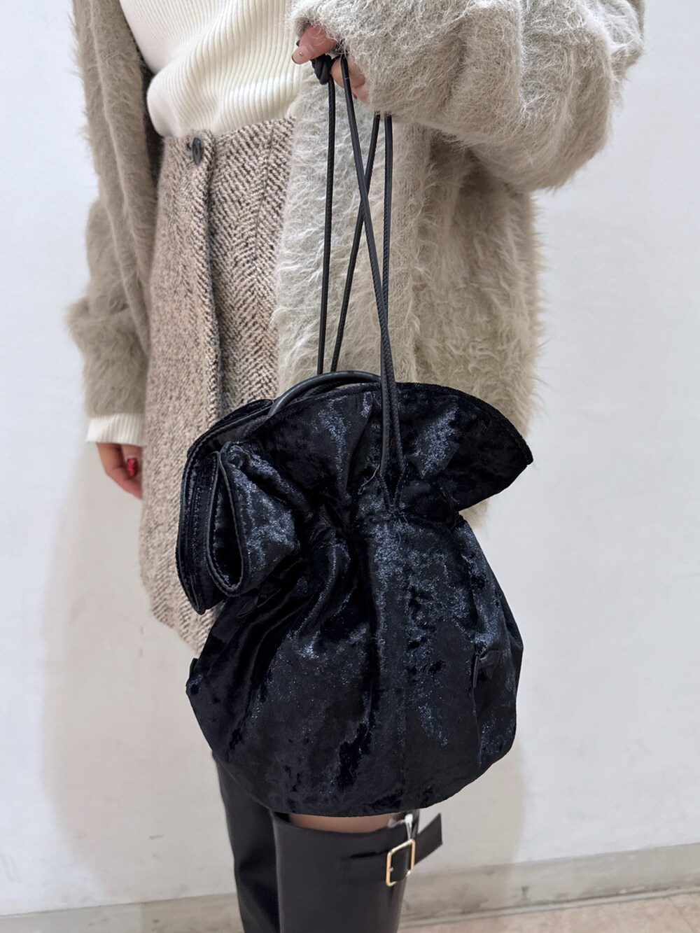 ベージュ系のカーディガン/ボレロ、ホワイト系のニット/セーター、ベージュ系のスカートを着用したレディースの冬コーディネートの10枚目の写真