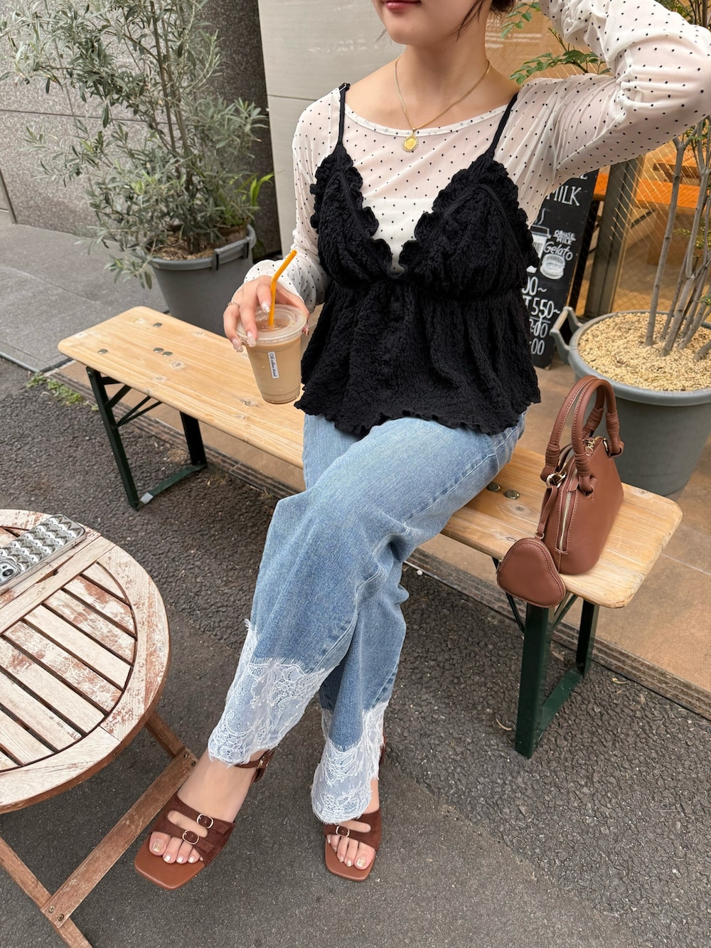 ブラック系のシャツ/ブラウス、ホワイト系のTシャツ/カットソー、ブルー系のデニムパンツを着用したレディースの夏コーディネートの5枚目の写真