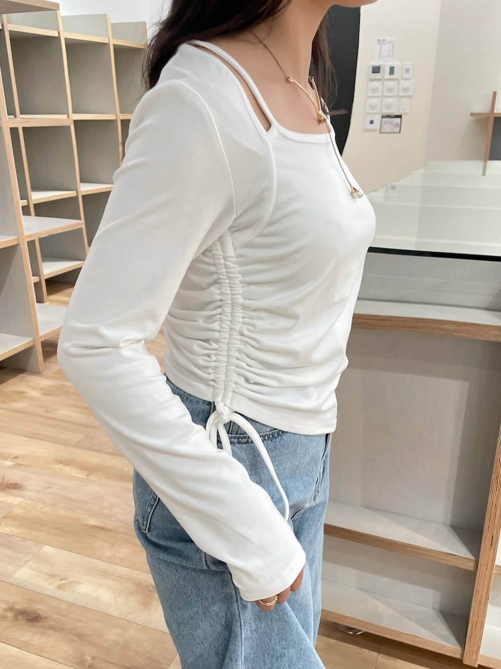 ホワイト系のTシャツ/カットソー、ブルー系のデニムパンツ、ブラウン系のショルダーバッグを着用したレディースの夏コーディネートの4枚目の写真