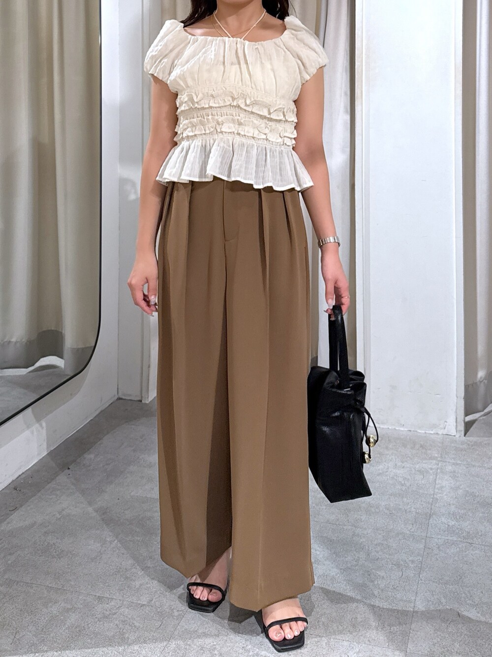 ホワイト系のシャツ/ブラウス、ホワイト系のキャミソール、ブラウン系のその他パンツを着用したレディースの夏コーディネートの8枚目の写真