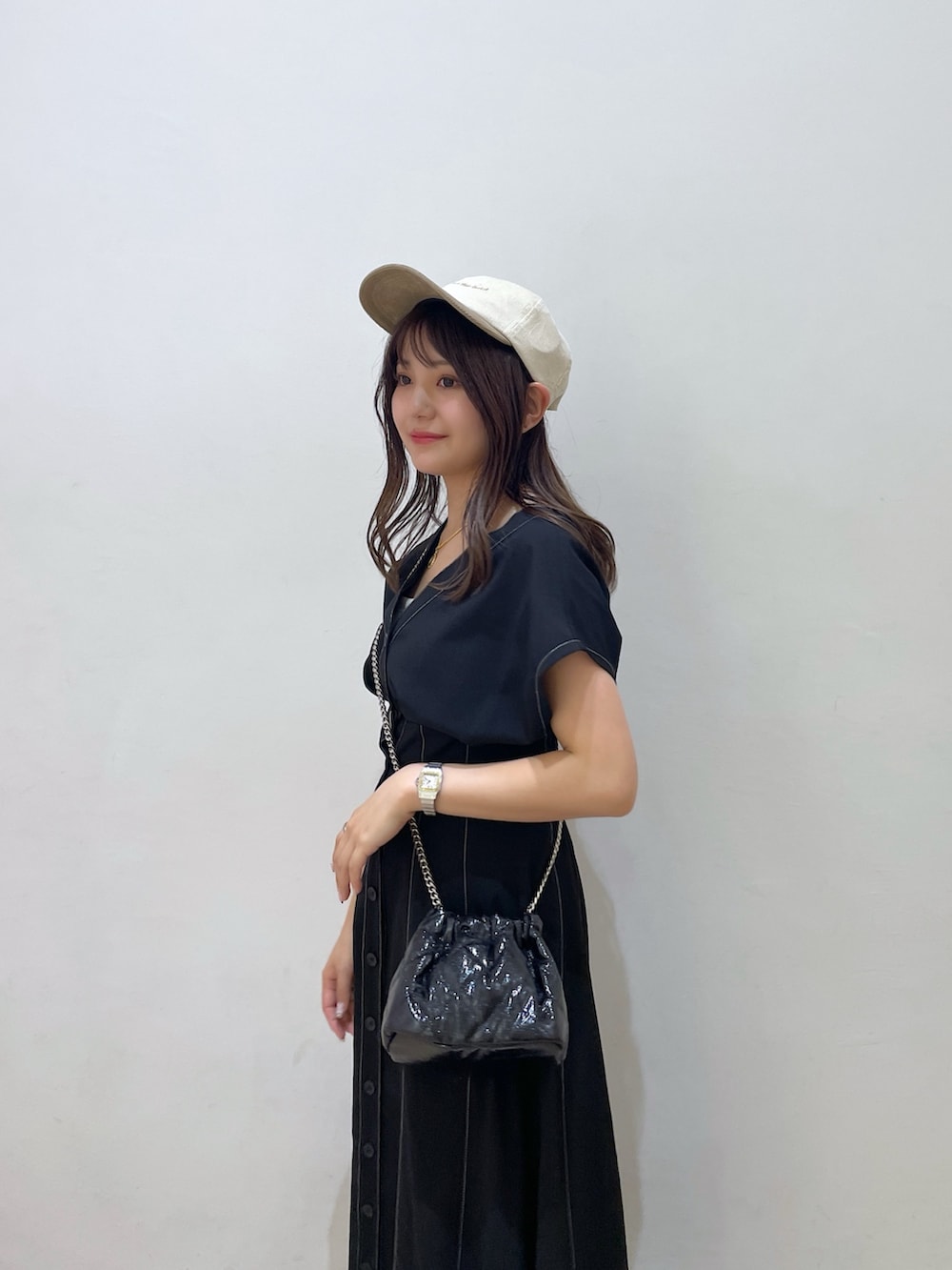 ブラック系のワンピース、ブラック系のショルダーバッグ、ブラック系のサンダルを着用したレディースの夏コーディネートの5枚目の写真