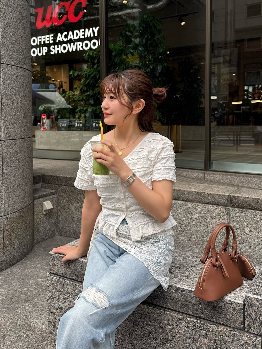 ホワイト系のTシャツ/カットソー、ブルー系のデニムパンツ、ブラウン系のサンダルを着用したレディースの夏コーディネートの3枚目の写真