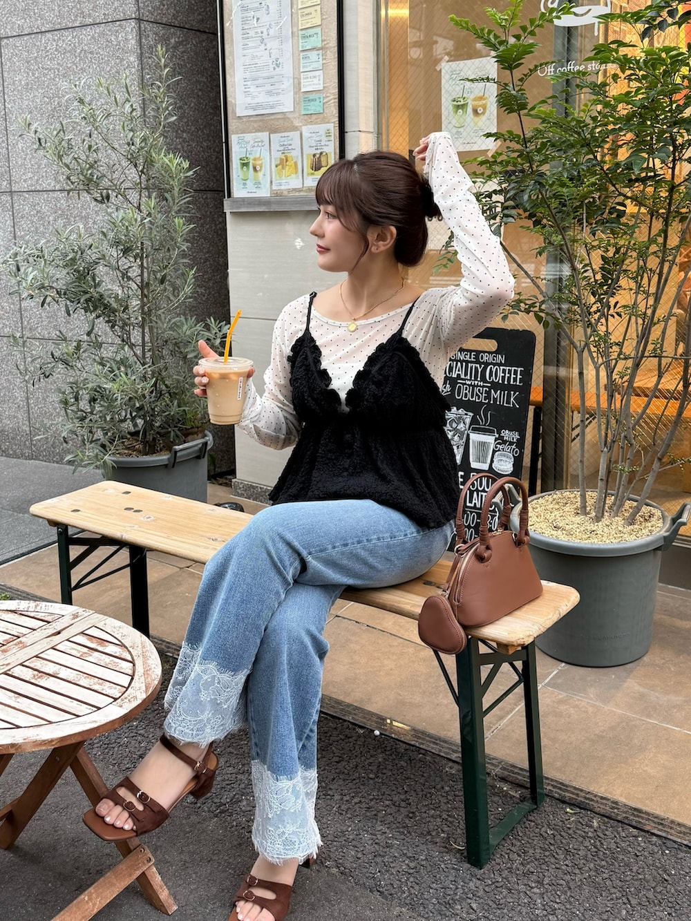 ブラック系のシャツ/ブラウス、ホワイト系のTシャツ/カットソー、ブルー系のデニムパンツを着用したレディースの夏コーディネートの3枚目の写真