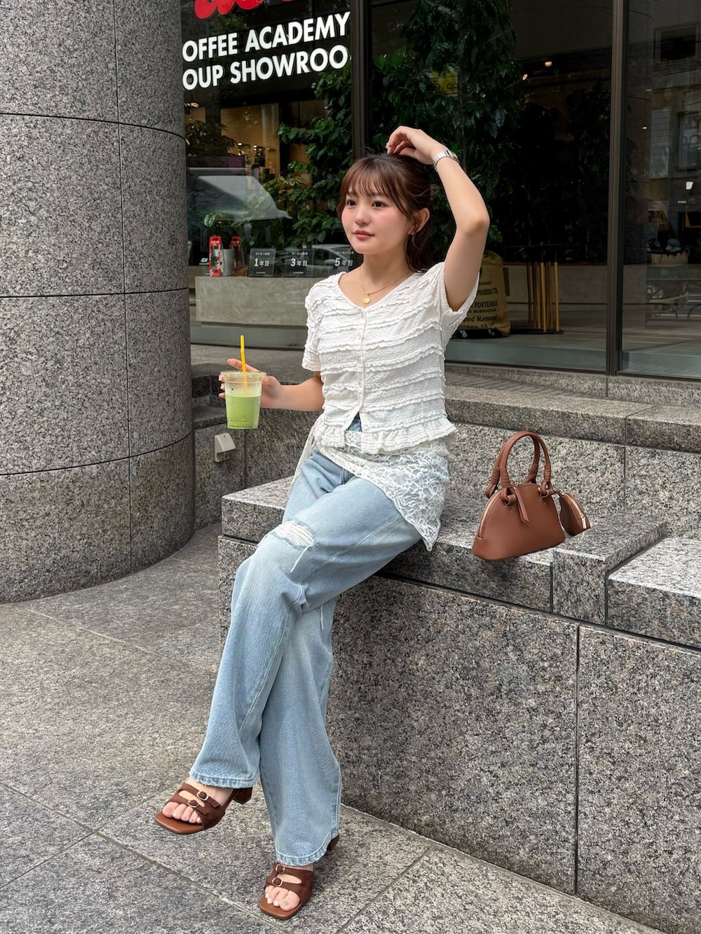 ホワイト系のTシャツ/カットソー、ブルー系のデニムパンツ、ブラウン系のサンダルを着用したレディースの夏コーディネートの6枚目の写真