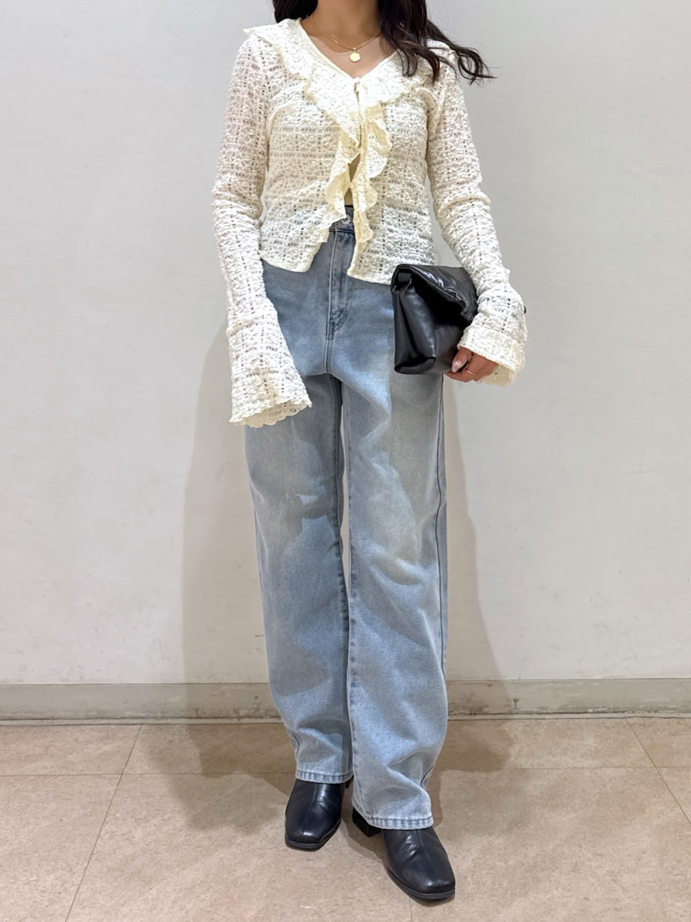 ブラウン系のブルゾン、ホワイト系のシャツ/ブラウス、ホワイト系のキャミソールを着用したレディースの春コーディネートの8枚目の写真