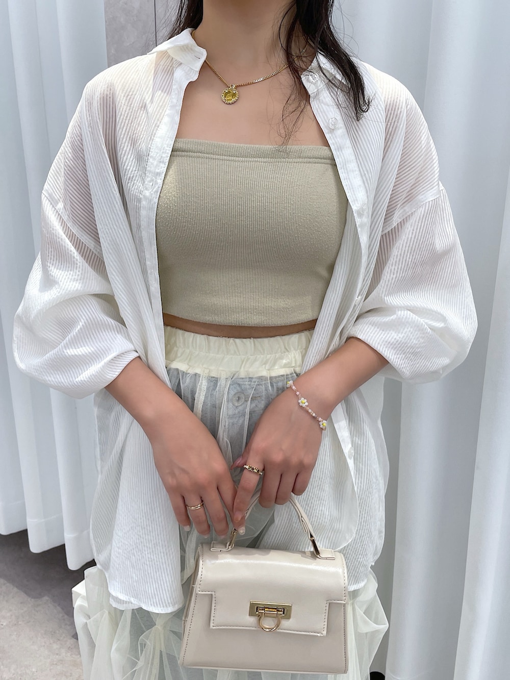 ホワイト系のシャツ/ブラウス、グレー系のキャミソール、ホワイト系のスカートを着用したレディースの夏コーディネートの8枚目の写真