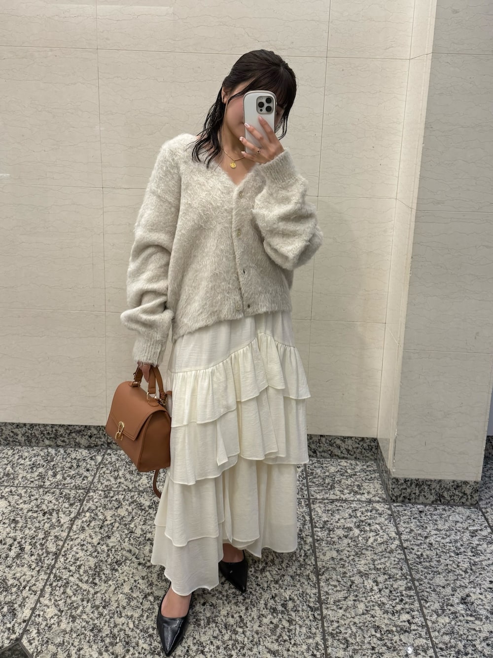 ベージュ系のニット/セーター、ホワイト系のスカート、ベージュ系のトートバッグを着用したレディースの秋コーディネートの7枚目の写真