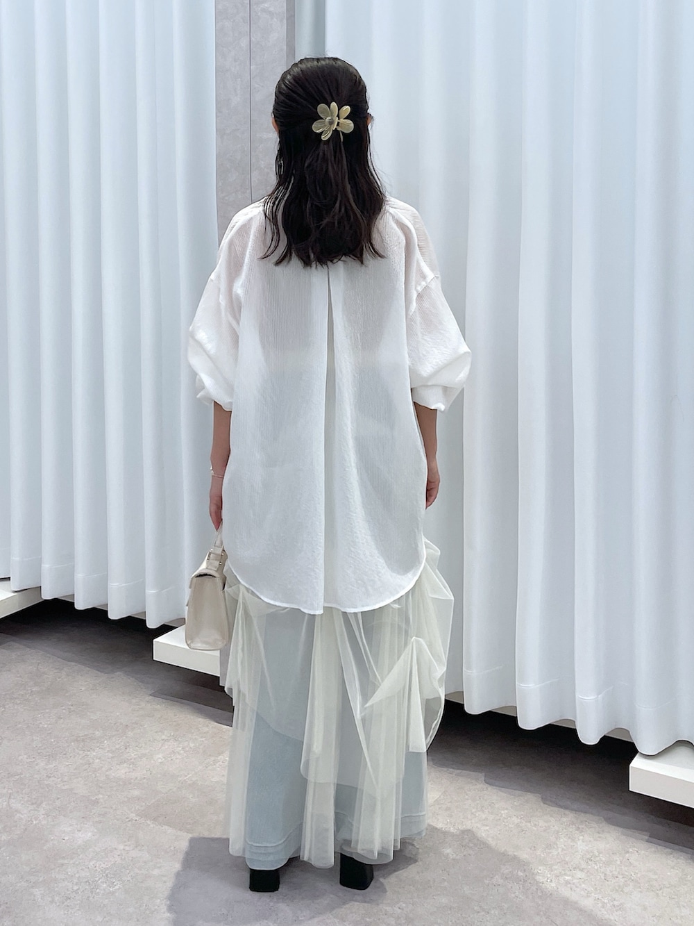 ホワイト系のシャツ/ブラウス、グレー系のキャミソール、ホワイト系のスカートを着用したレディースの夏コーディネートの3枚目の写真