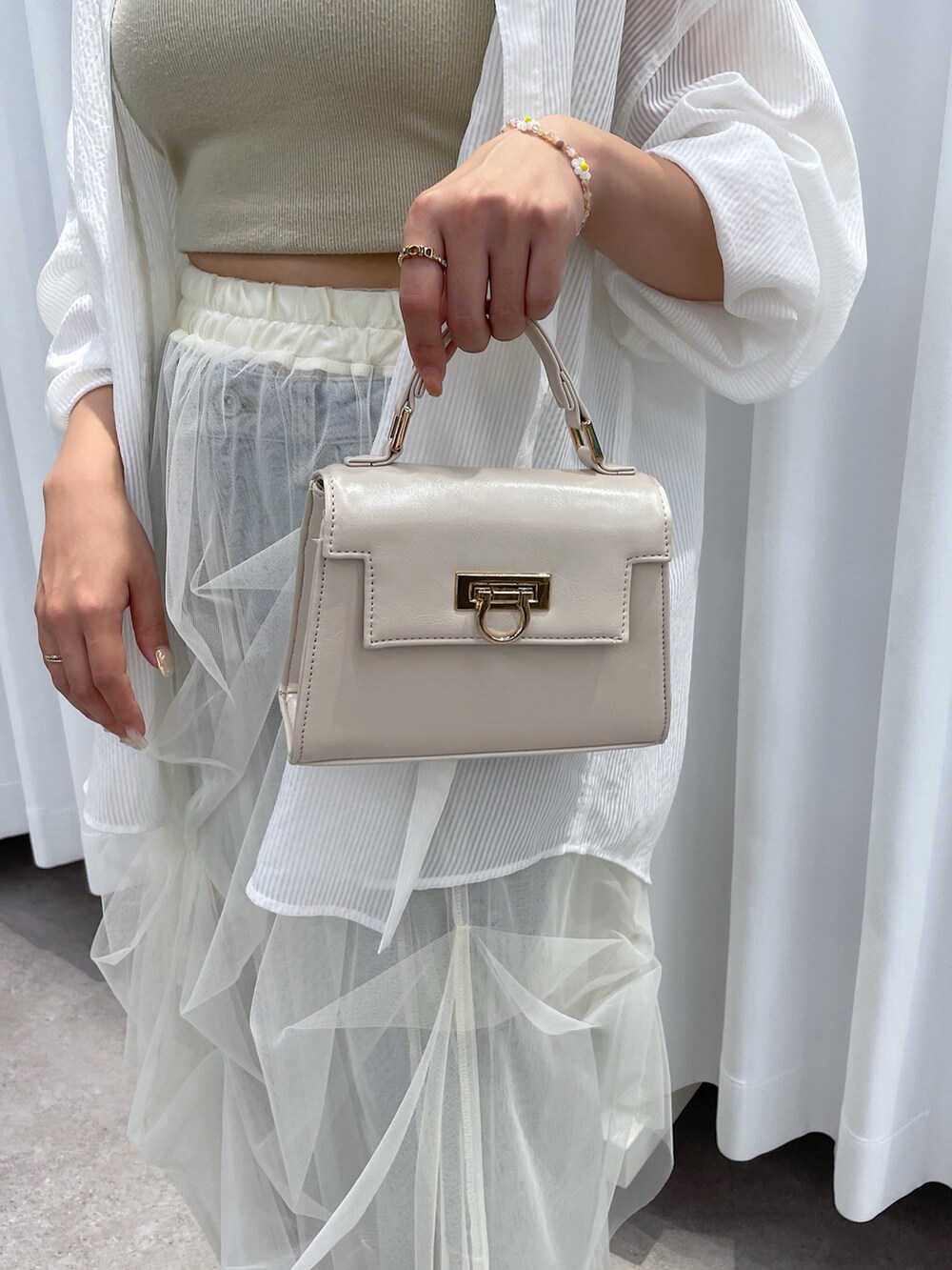 ホワイト系のシャツ/ブラウス、グレー系のキャミソール、ホワイト系のスカートを着用したレディースの夏コーディネートの9枚目の写真