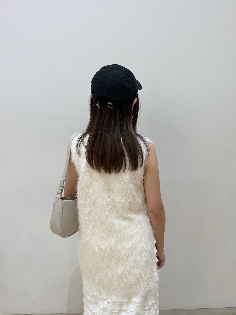 ホワイト系のシャツ/ブラウス、ホワイト系のタンクトップ、グレー系のショルダーバッグを着用したレディースの春コーディネートの6枚目の写真