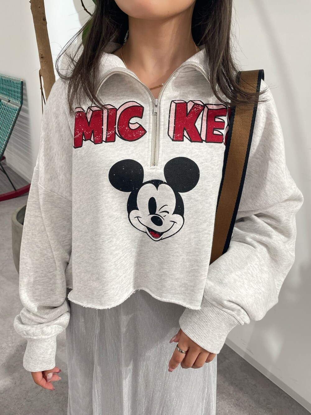 シルバー系のスカート、ブラック系のボディバッグ/ウエストポーチ、グレー系のスウェットを着用したレディースの秋コーディネートの7枚目の写真