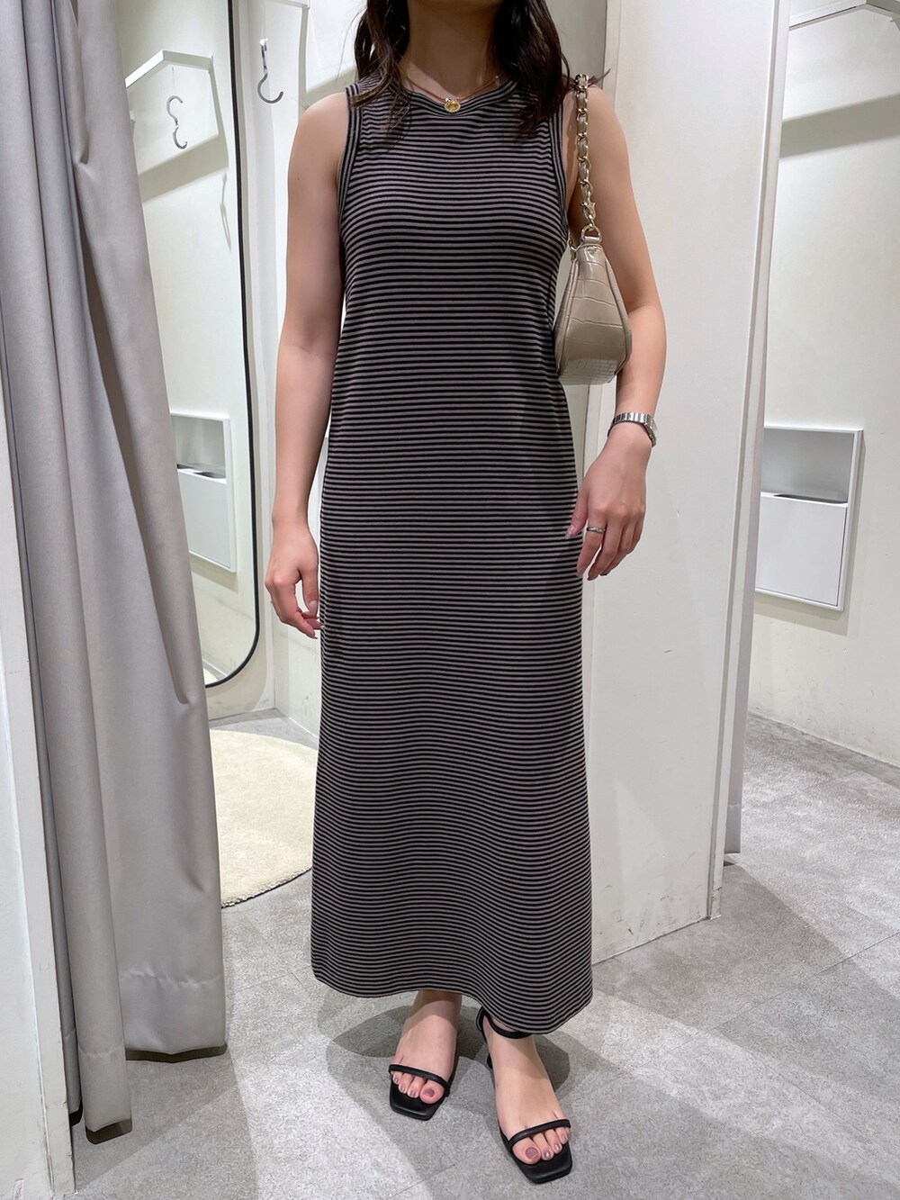 ブラウン系のワンピース、ホワイト系のシャツ/ブラウス、ベージュ系のトートバッグを着用したレディースの夏コーディネートの9枚目の写真