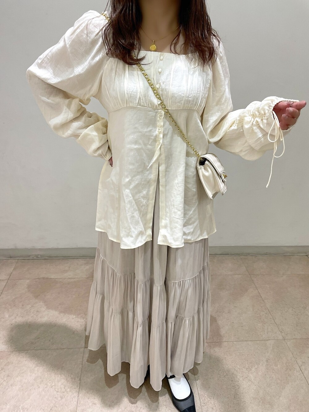 ホワイト系のショルダーバッグ、ホワイト系のシャツ/ブラウス、ホワイト系のスカートを着用したレディースの冬コーディネートの7枚目の写真