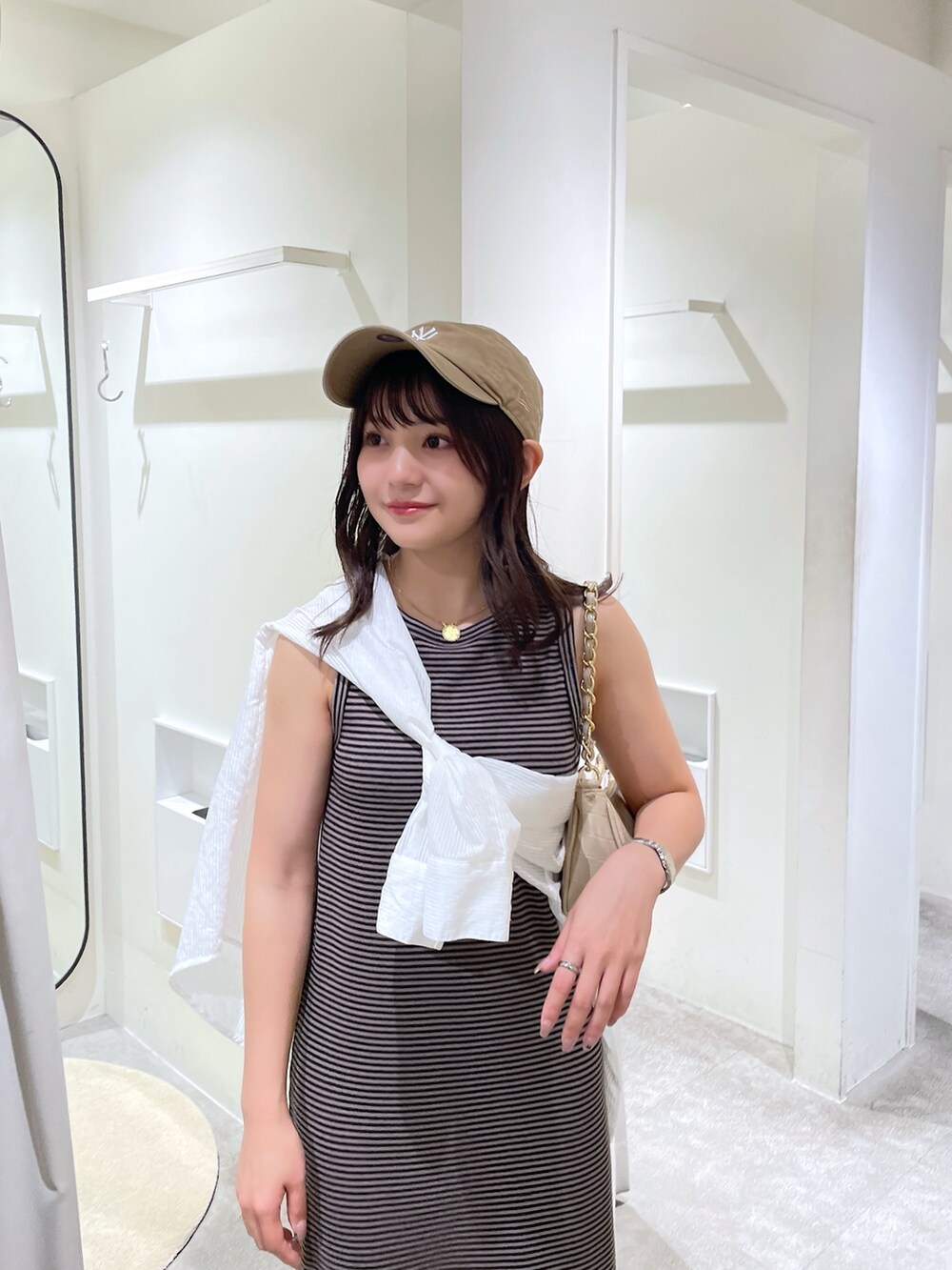 ブラウン系のワンピース、ホワイト系のシャツ/ブラウス、ベージュ系のトートバッグを着用したレディースの夏コーディネートの4枚目の写真