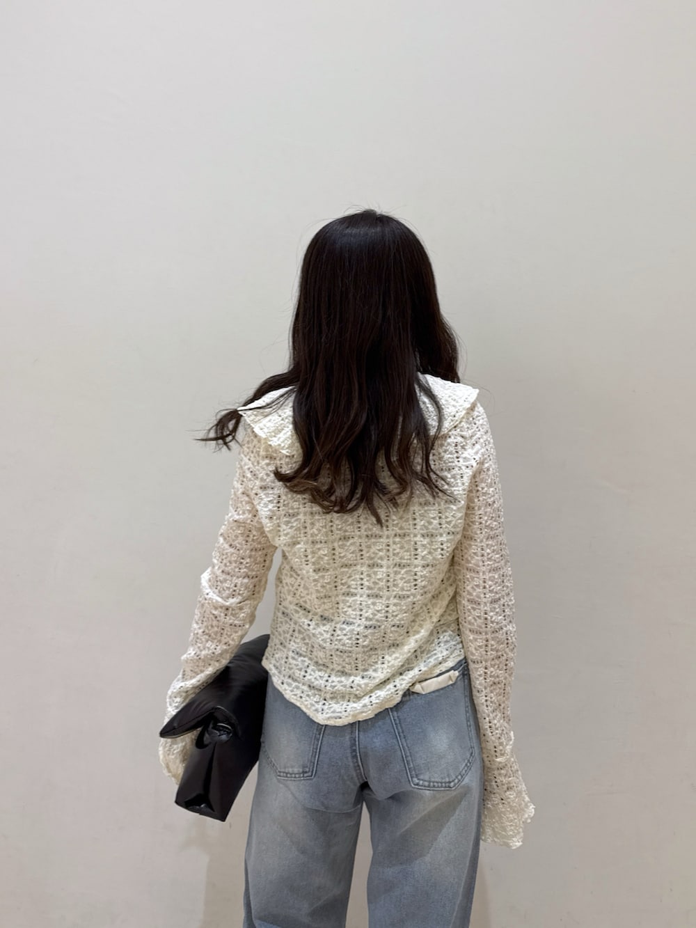 ブラウン系のブルゾン、ホワイト系のシャツ/ブラウス、ホワイト系のキャミソールを着用したレディースの春コーディネートの7枚目の写真