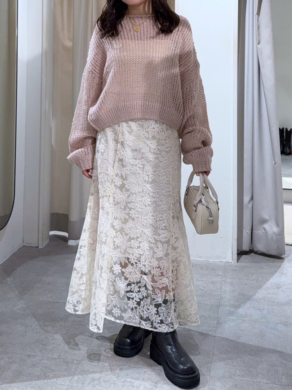 ホワイト系のニット/セーター、ホワイト系のキャミソール、ホワイト系のスカートを着用したレディースの秋コーディネートの5枚目の写真