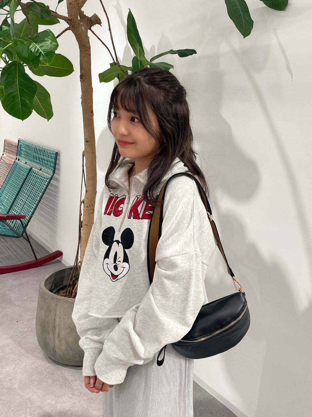 シルバー系のスカート、ブラック系のボディバッグ/ウエストポーチ、グレー系のスウェットを着用したレディースの秋コーディネートの5枚目の写真